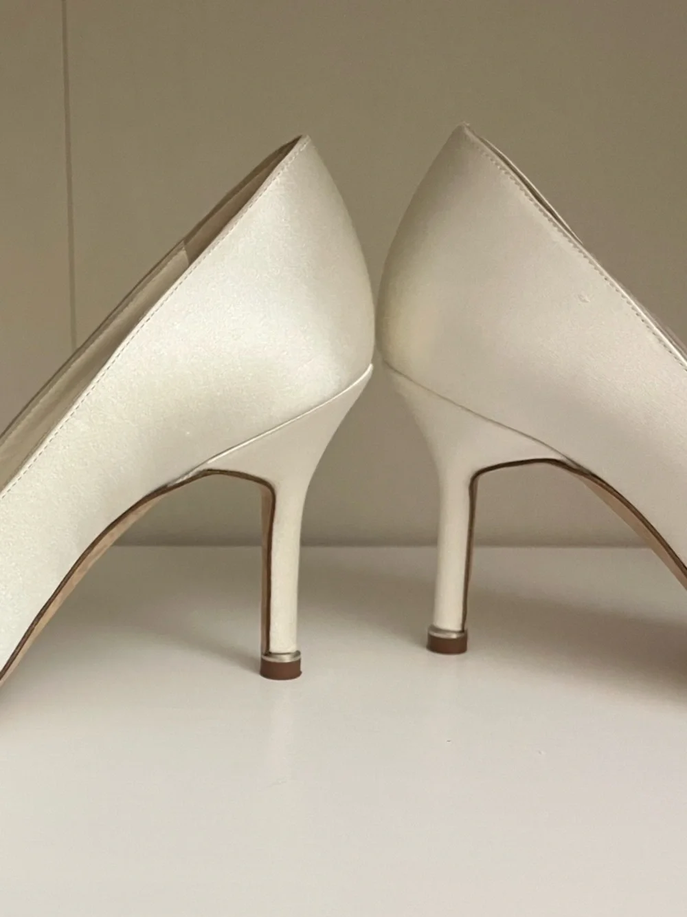 Manolo Blahnik Hangisi 90 Satin Pump with Blue Crystal Buckle 35.5 - Picture 4 of 15
